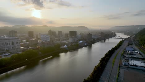 Inclinación-Aérea-Hacia-El-Horizonte-De-Charleston-West-Virginia-Al-Amanecer.