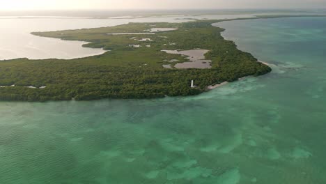 Drone-Aéreo-De-La-Reserva-Natural-Del-Patrimonio-Mundial-De-Sian-Ka&#39;an-En-Tulum,-México,-Riviera-Maya,-Faro-Allen-Peak