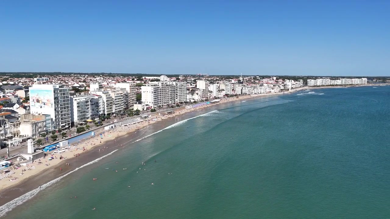 Bãi biển Les Sables d'Olonne, Pháp. Cảnh quay 4K trên không bằng drone lia máy, bầu trời xanh