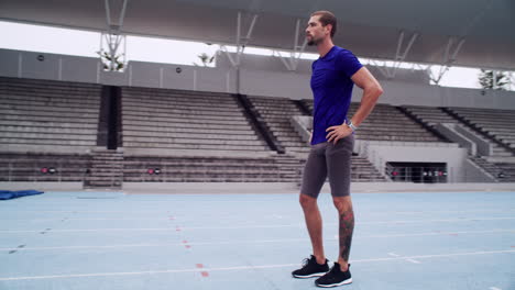 un atleta masculino en la pista