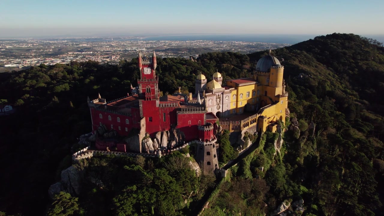 Kasteel van de Moren of Castelo da Pena in Sintra, nabij Lissabon, Portugal. Luchtfoto met drone, uitzoomen. Dit kasteel is onderdeel van UNESCO Werelderfgoed.