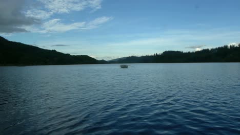 Bote-De-Remos-De-Madera-Vacío-En-El-Lago-Escocés-En-El-Día-De-Verano