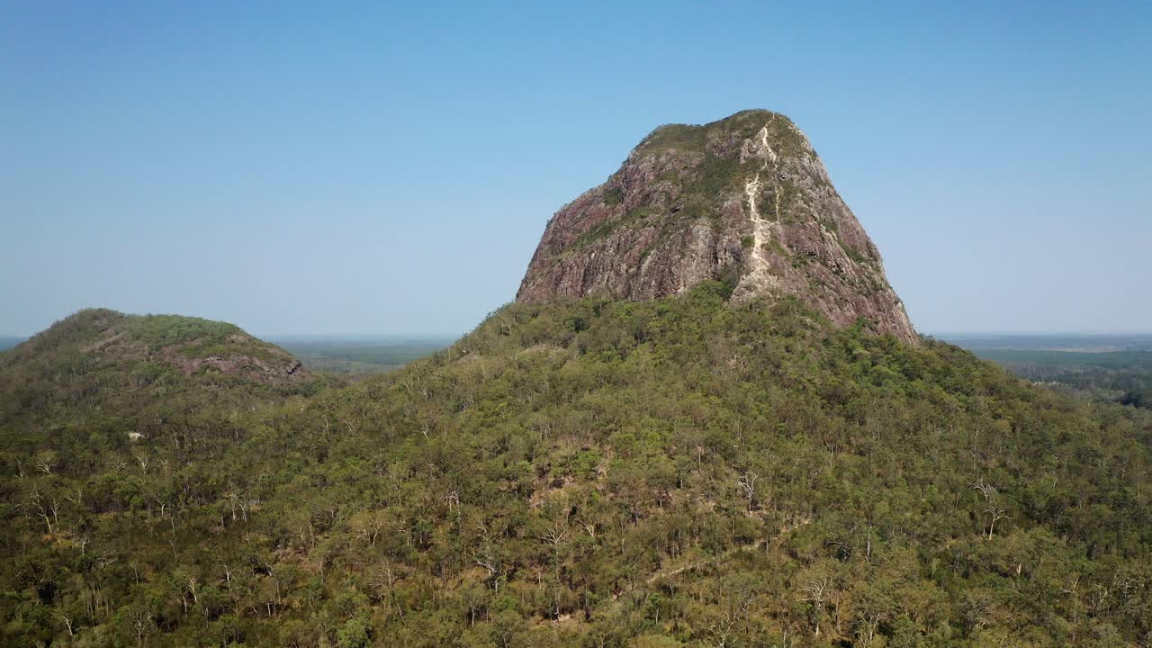 vista de la montaña coonowrin contra el cielo azul en las montañas de invernadero, costa del sol, queensland, australia