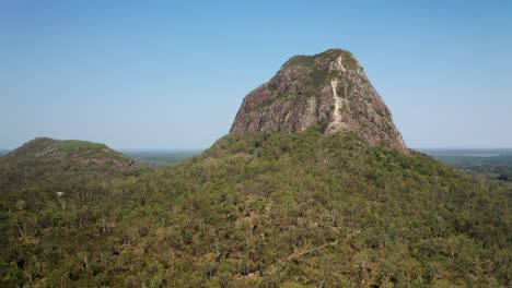 Vista-De-La-Montaña-Coonowrin-Contra-El-Cielo-Azul-En-Las-Montañas-De-Invernadero,-Costa-Del-Sol,-Queensland,-Australia