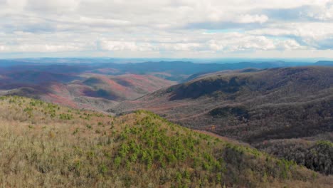 Video-Aéreo-De-Drones-De-4k-De-Los-Acantilados-De-La-Cala-Perdida-En-Las-Montañas-Humeantes-Cerca-De-Linville,-Nc