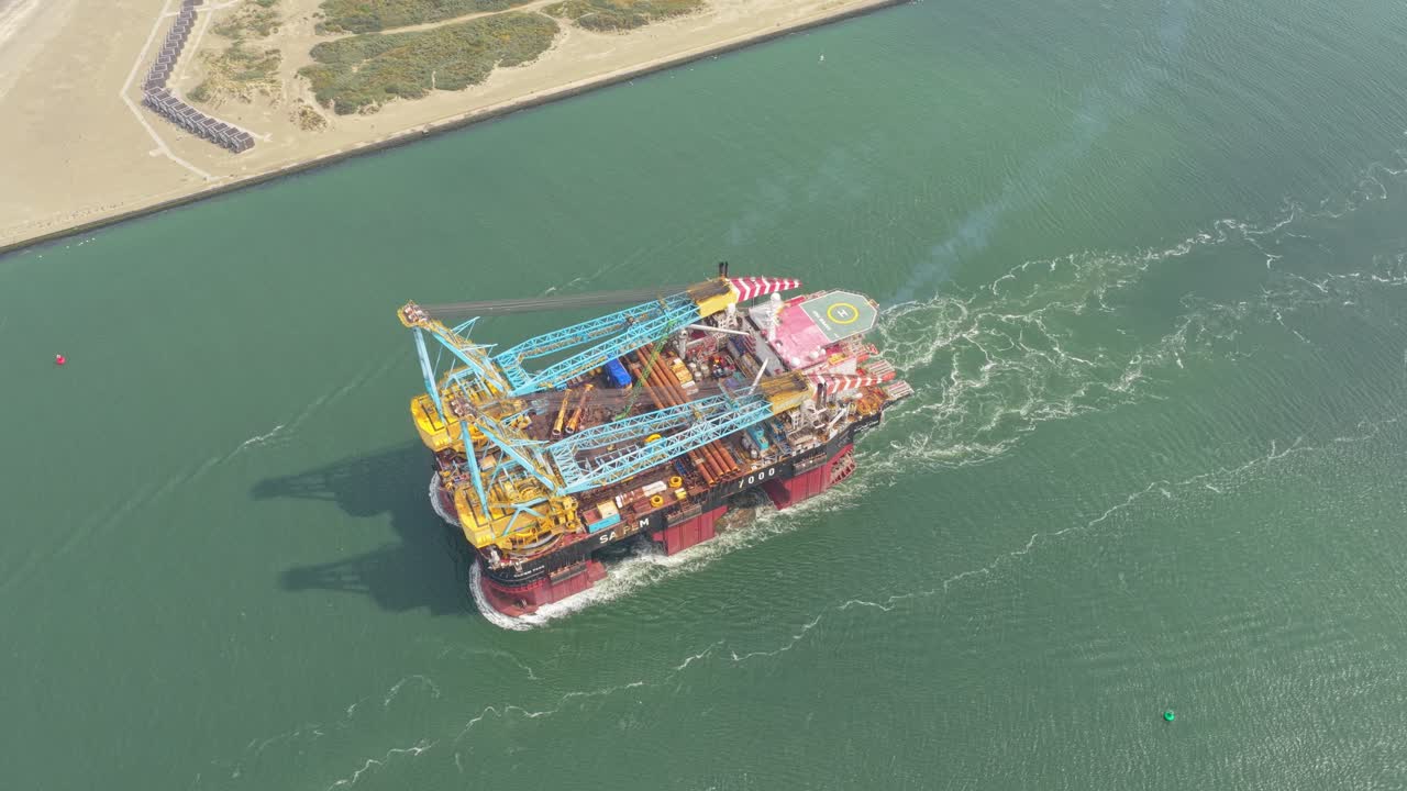 Passaggio diurno di nave posatubi con gru attraverso il porto di Rotterdam, Paesi Bassi