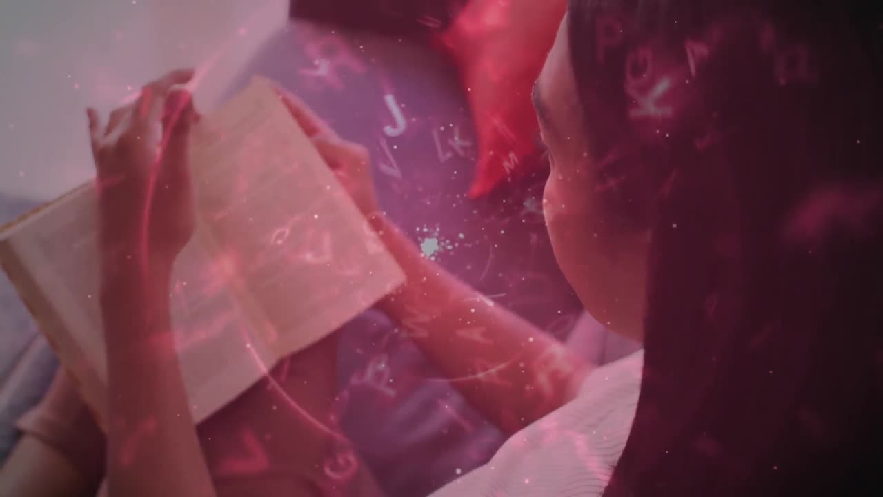 animación del globo con conexiones sobre mujer leyendo libro.