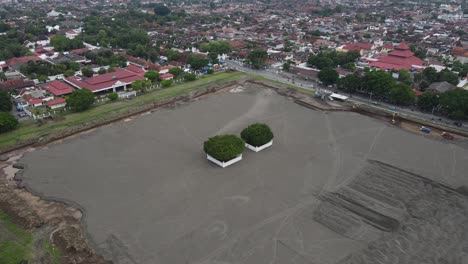Luftaufnahme-Des-Yogyakarta-Palastfeldes,-Das-Durch-Weißen-Sand-Ersetzt-Wird,-Um-Die-Vermögenswerte-Zu-Erhalten-Und-Jogjas-Form-Als-Weltkulturerbestadt-Zu-Unterstützen