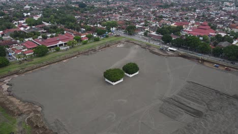 vista aérea del campo del palacio de yogyakarta que está siendo reemplazado por arena blanca para mantener los activos y apoyar la forma de jogja como ciudad patrimonio de la humanidad