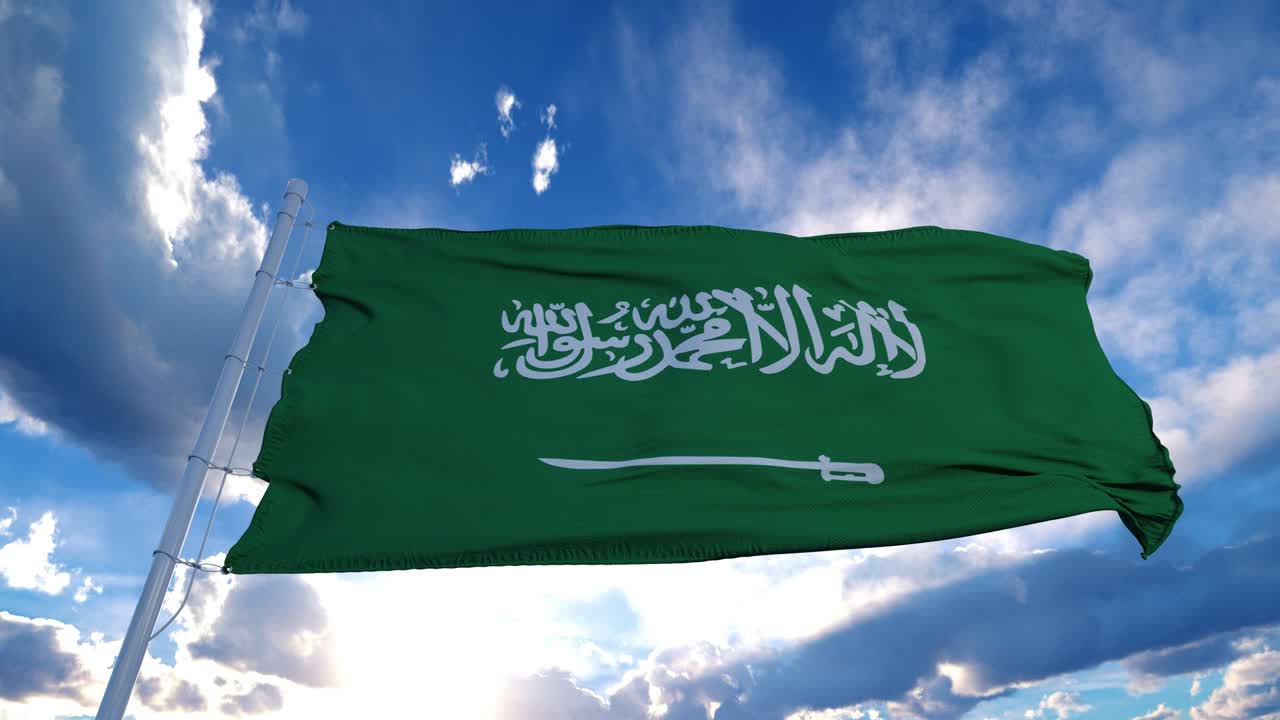 Bandiera realistica dell'Arabia Saudita che sventola lentamente al vento con cielo blu.