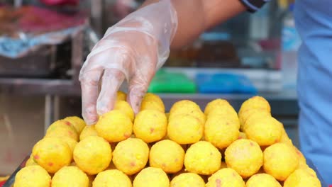arranging ladoo