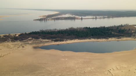 vista del río vistula al mar báltico en la reserva natural de mewia lacha en la isla de sobieszewo, bahía de gdansk, polonia
