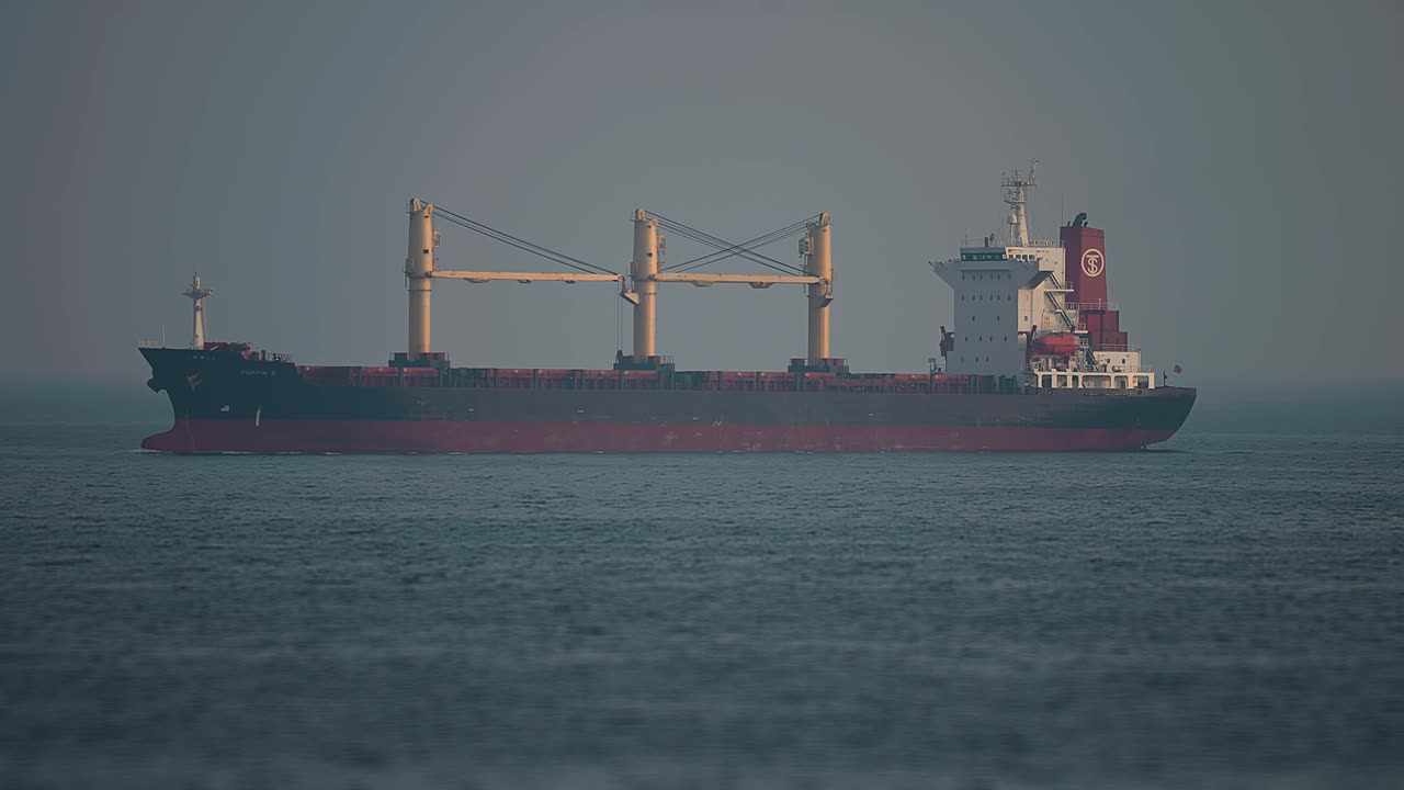 un enorme buque de carga en aguas abiertas cerca del puerto de hirtshals timelapse, tilt-shift video