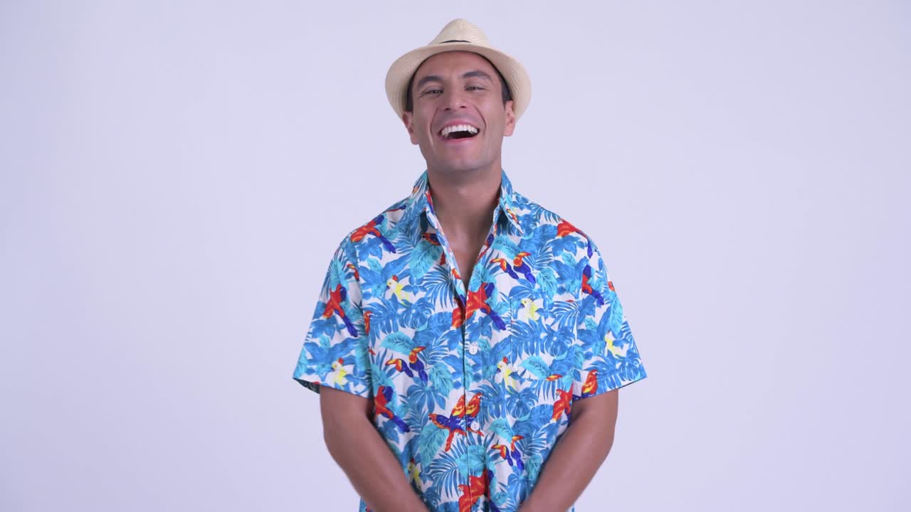 joven y guapo turista hispano listo para las vacaciones