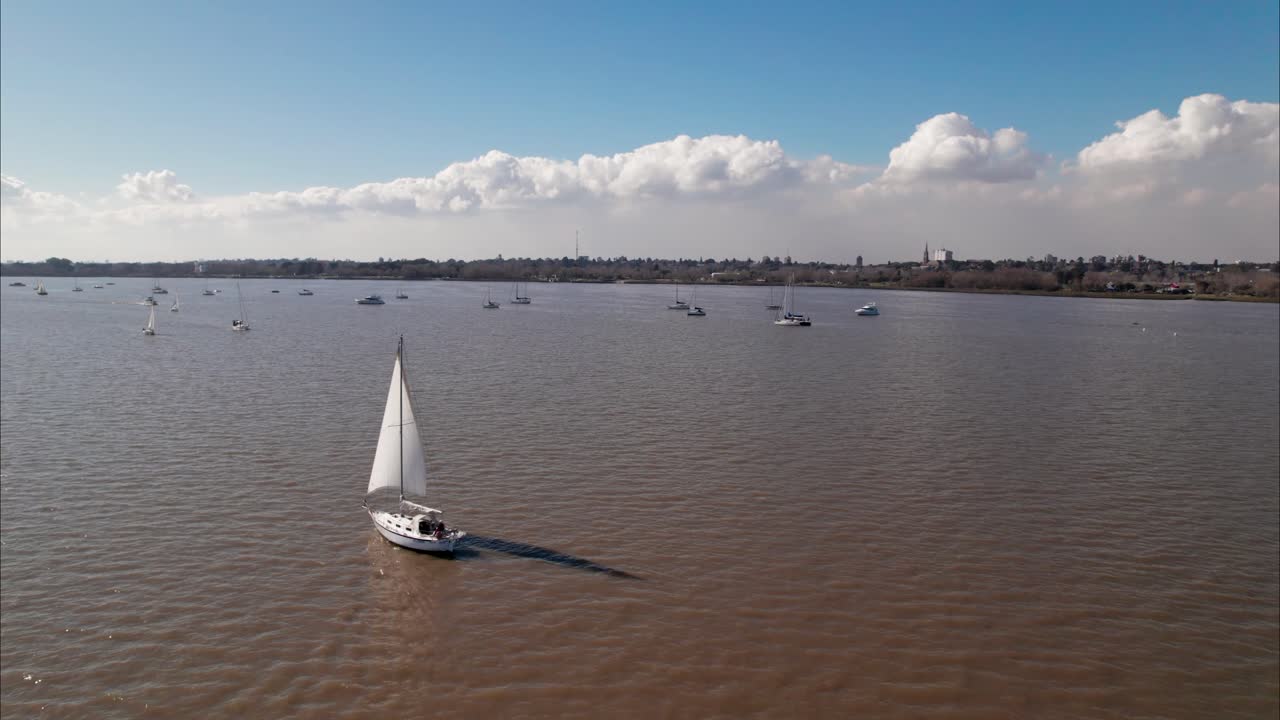 velero deslizándose en el río con flota - aérea