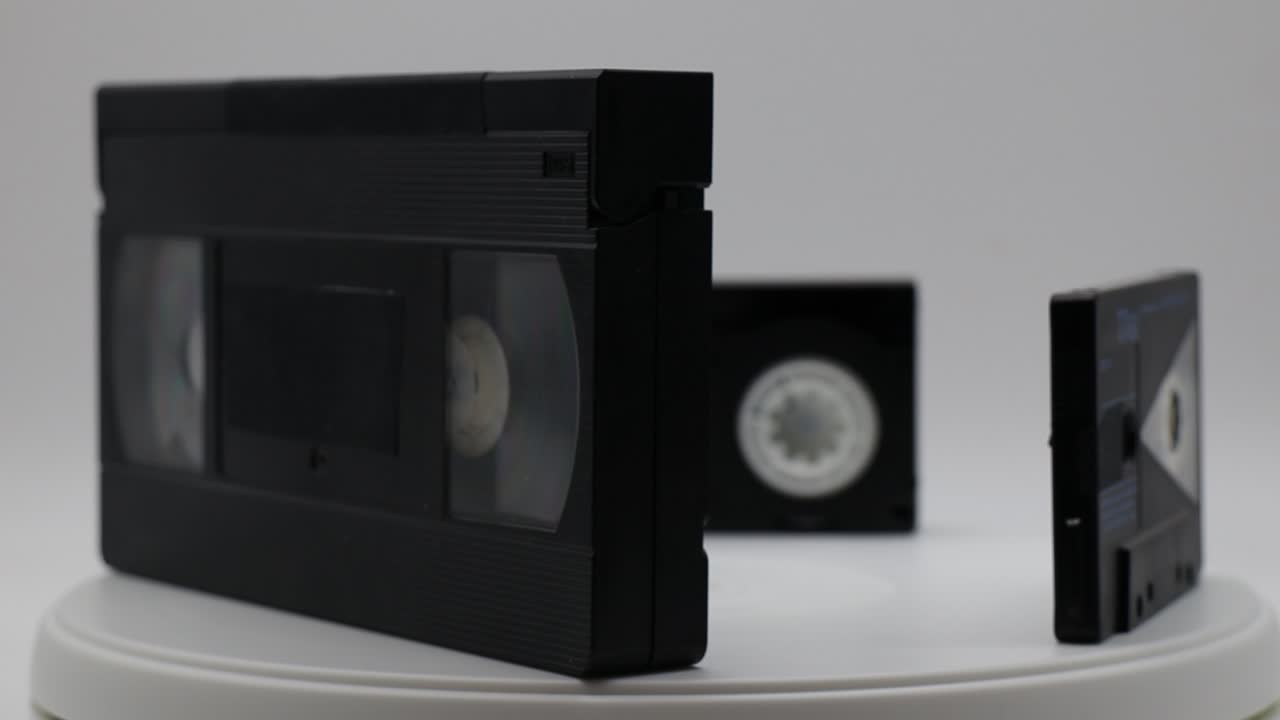 las cintas de cassette de almacenamiento de medios antiguos evolución: vhs, casete de audio, mini dvd