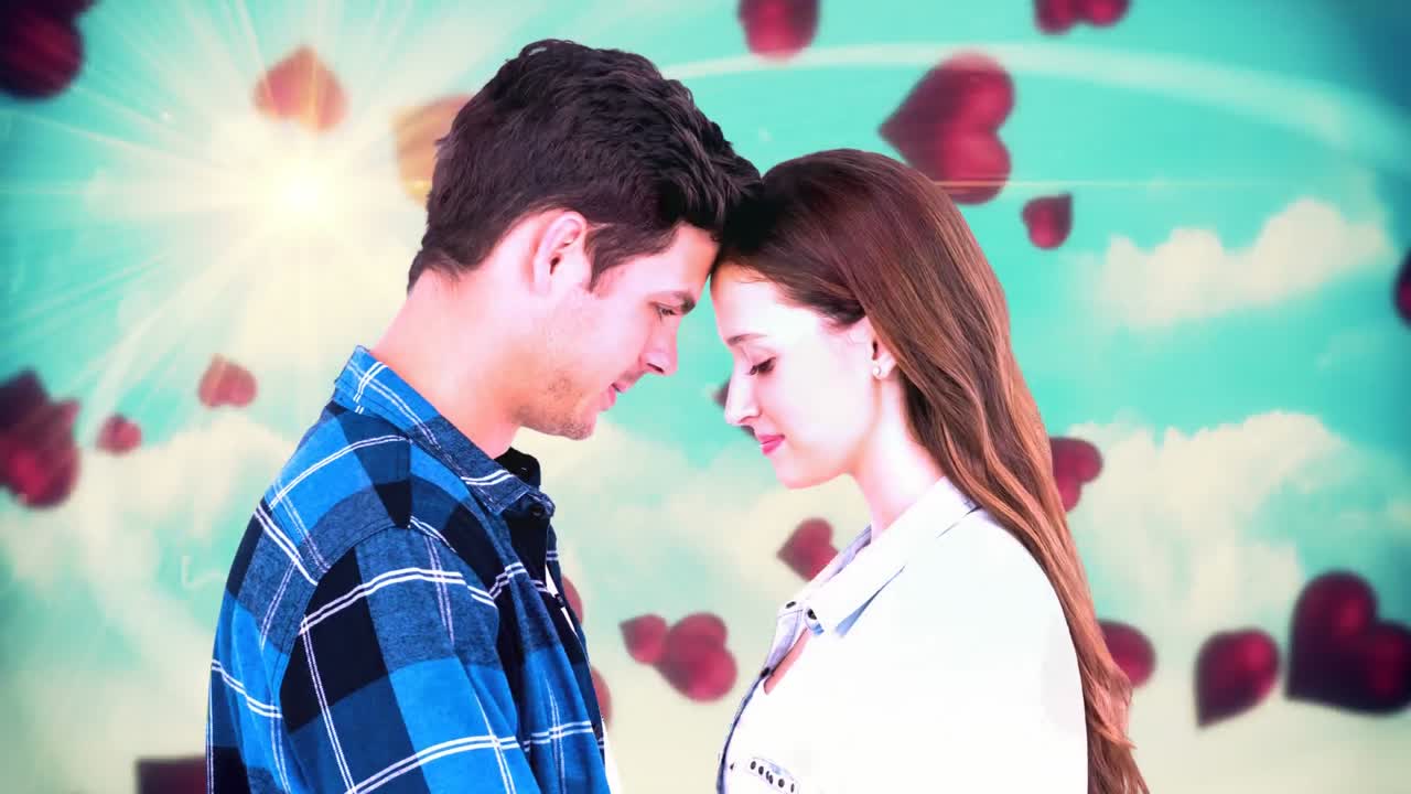 행복 한 커플 이  ⁇ 빛 이 있는 날 에 포옹 하고  ⁇ 안고 있다