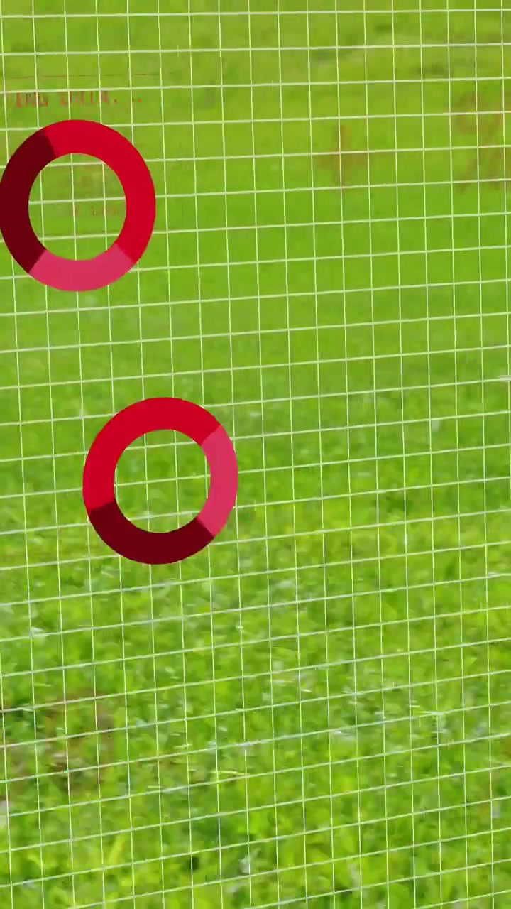 Vídeo vertical: Jogador guiando a bola para o enquadramento, rival deslizando, causando desarme para análise esportiva