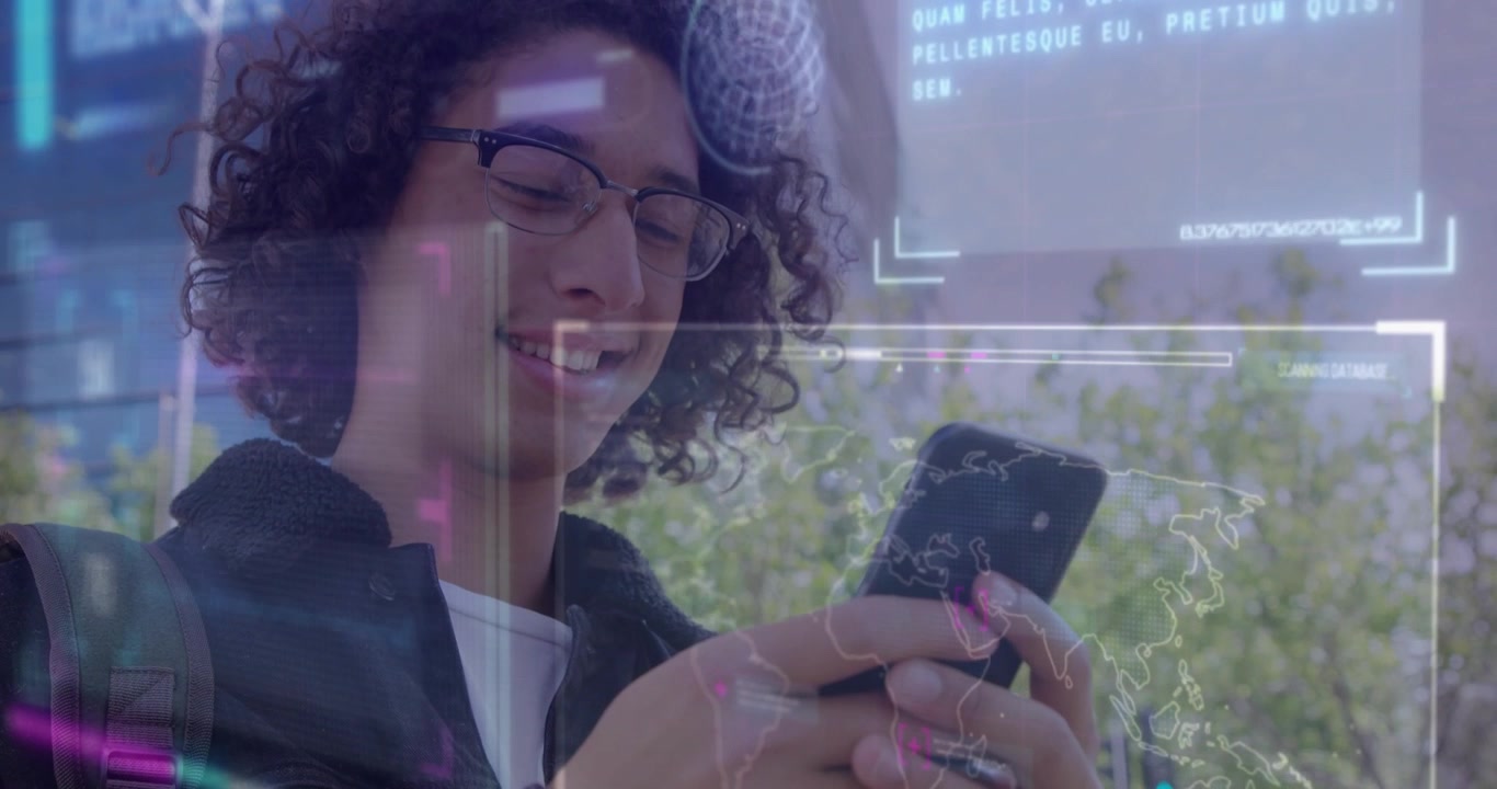 Uomo che tocca lo schermo dello smartphone, mostrando una mappa e una barra di avanzamento che si trasforma in un feed di testo che esamina i dati.