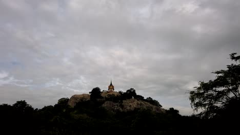 wat phra phut thachai 是一個旅遊景點, 吸引外國人和泰國人尋求祝福