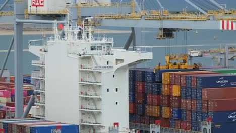 대형 cma cgm 컨테이너 선박의 갑판에 있는 터 크레인에 의해 컨테이ner 로딩을 방해하는 것