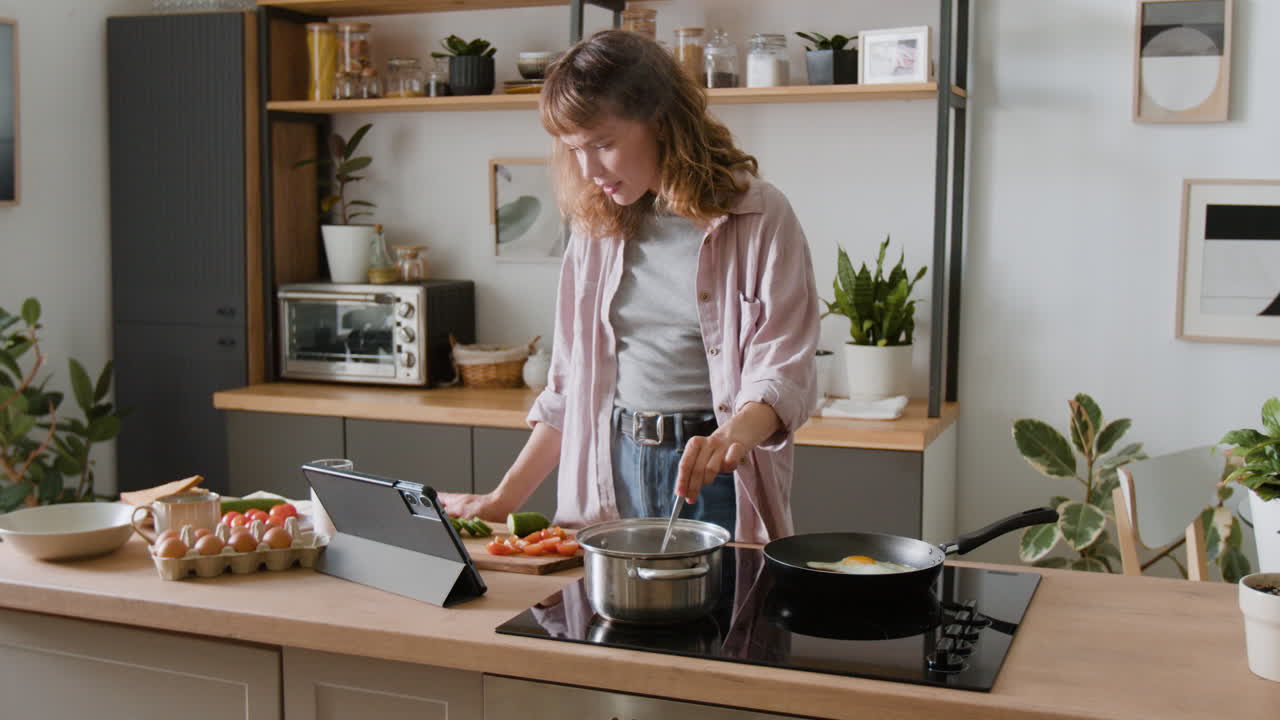 mujer cocinando desayuno en la cocina