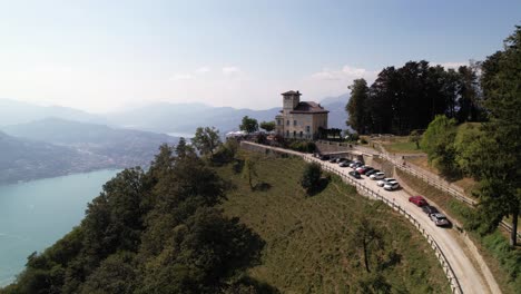 Statische-Aufnahme-Eines-Schwarzen-Parkplatzes-Im-Ristorante-Brè-In-Lugano,-Schweiz