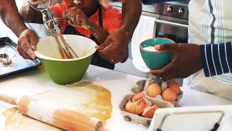 Niño-Aprendiendo-A-Batir-Huevos-Mientras-Prepara-Galletas