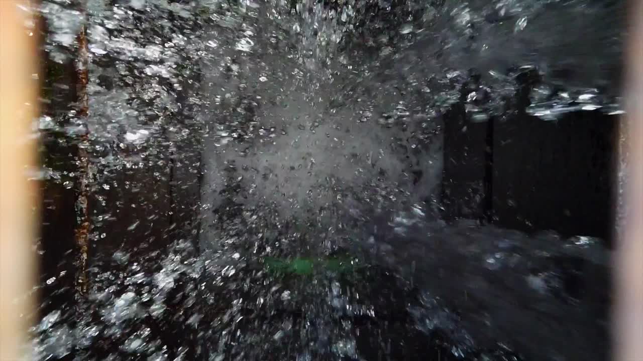 아래 바닥으로 창살 아래로 물이 흐르는 것을 볼 수 있습니다.