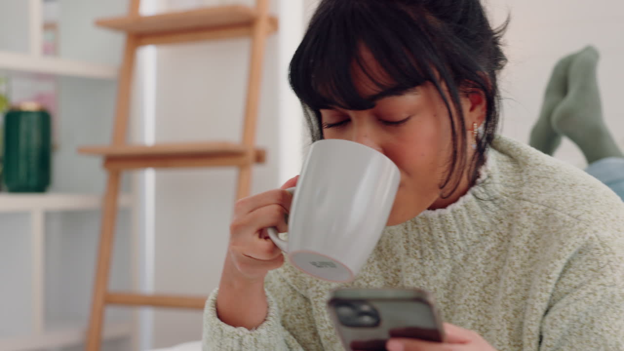 침대, 커피, 그리고 전화로 문자 메시지를 보내는 여자