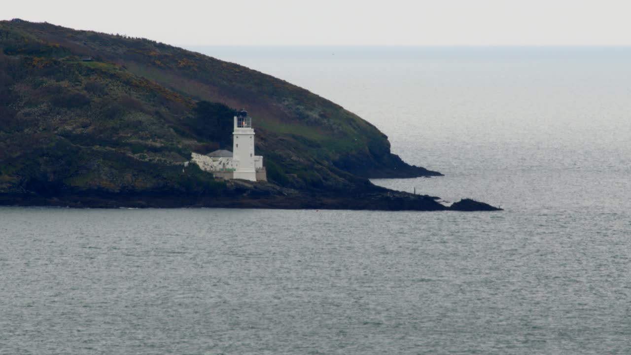 mirando sobre carrick roads hasta el faro de st anthony head, desde pendennis head