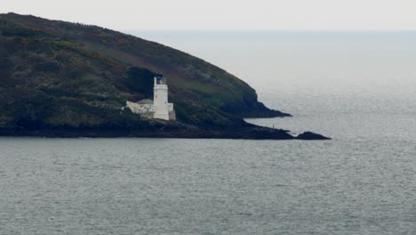 Looking-over-carrick-roads-to-St-Anthony-Head-Lighthouse,-from-Pendennis-head