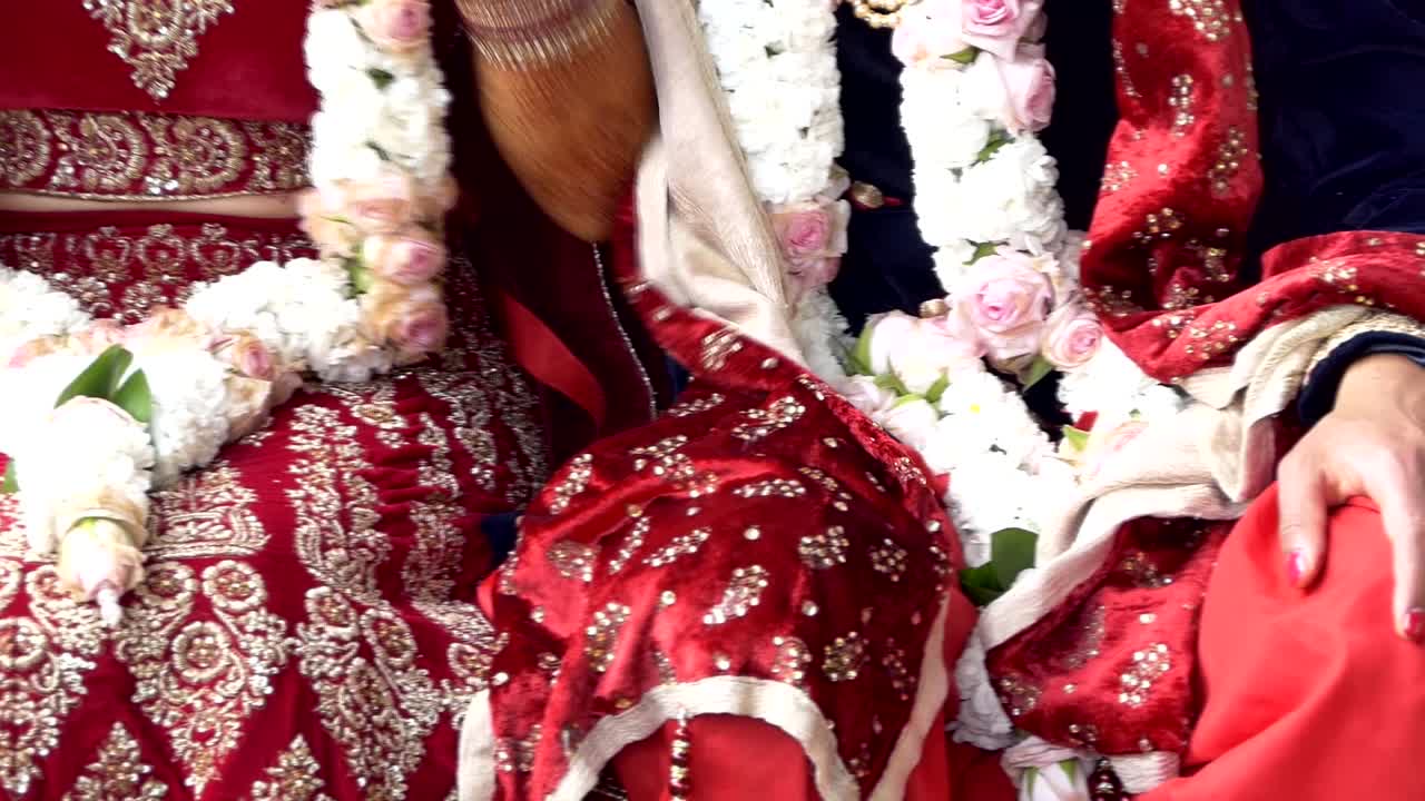skud af brud - brudgommen med bryllupsblomster