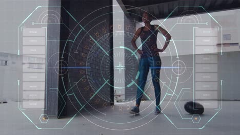 animación del procesamiento de datos sobre una mujer haciendo ejercicio con una pelota en el gimnasio