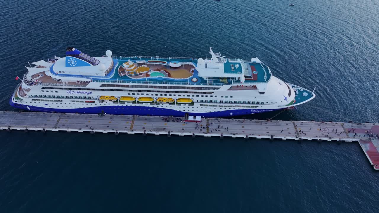 Nave da crociera attraccata che risplende all'alba sul mare in Turchia
