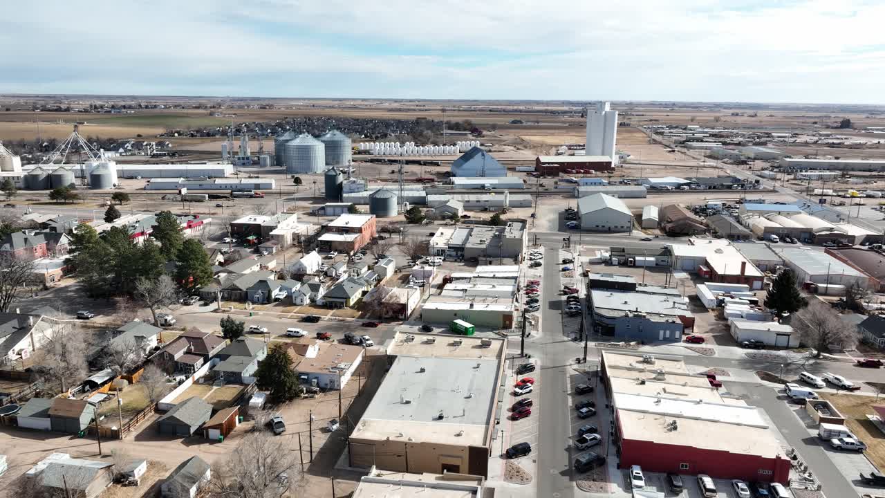Vol de drone 4K à Eaton Colorado vers les bâtiments agricoles et les voies ferrées.