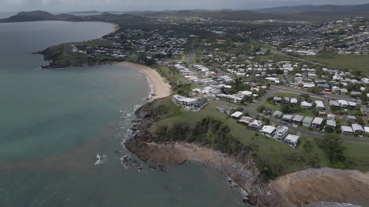panorama de la ciudad costera de yeppoon en la costa de capricornio en queensland, australia