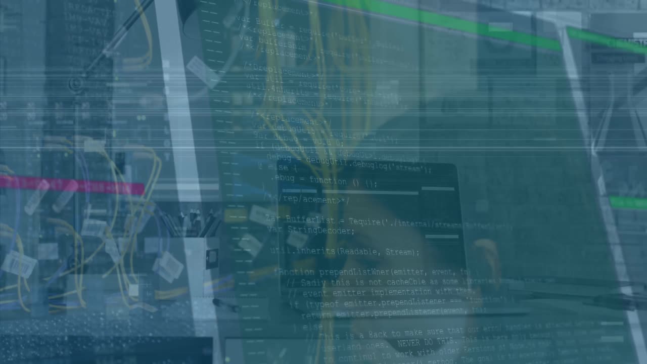 animación de procesamiento de datos sobre ingeniera caucásica con computadora portátil trabajando en la sala de servidores