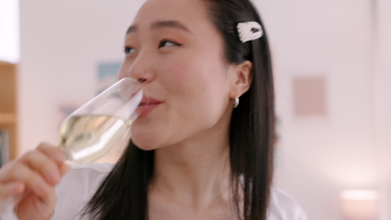 ⁇ 페인 컵, 파티, 친구들이 춤을 추고