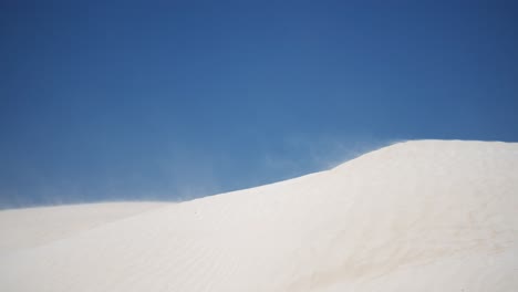 Federn-Aus-Windgetriebenem-Sand-Von-Der-Spitze-Einer-Weißen-Sanddüne