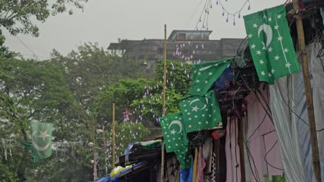 Toma-Estática-De-Banderas-Islámicas-Colgadas-Fuera-De-La-Casa-De-La-Gente-En-La-Carretera-En-Wadala,-Mumbai