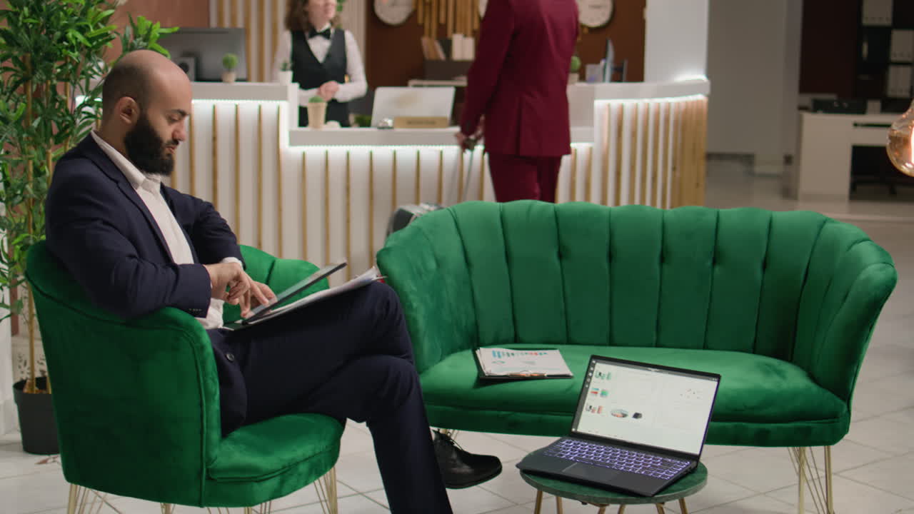 hombres de negocios en traje tomando notas