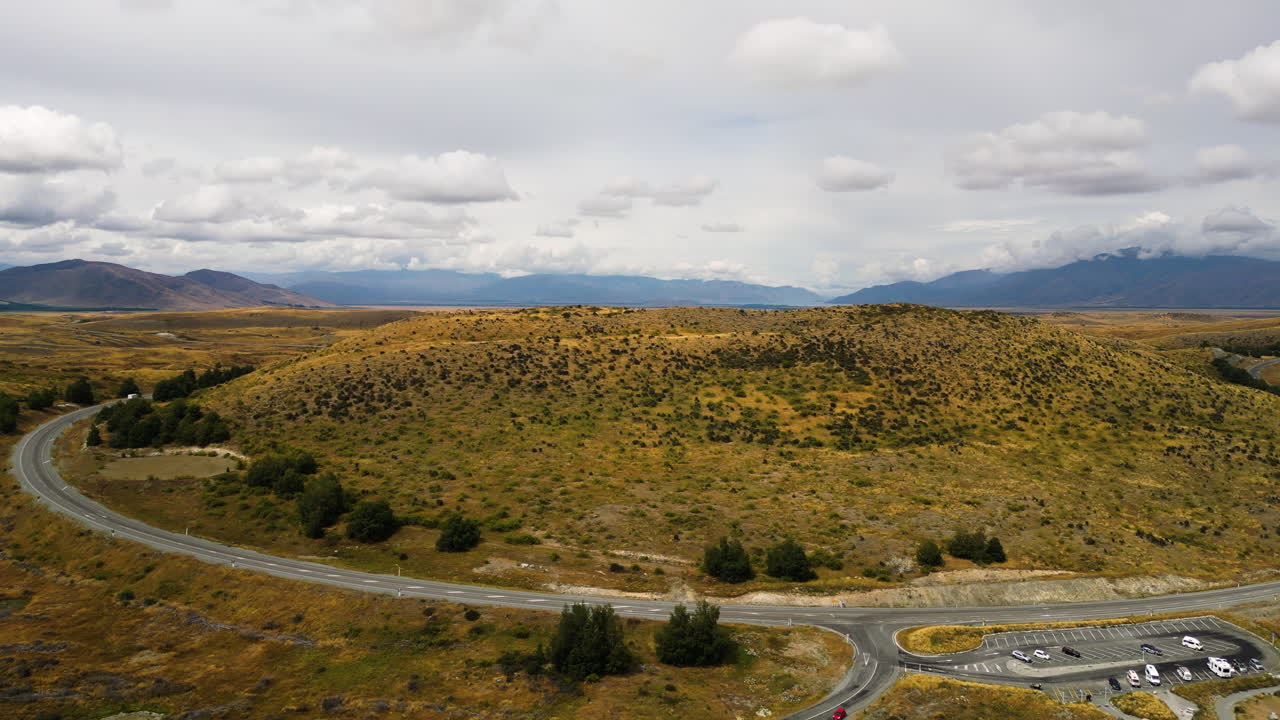 흐린 날에 뉴질랜드의 테카포 호수 평야 지역을 비행하는 드론