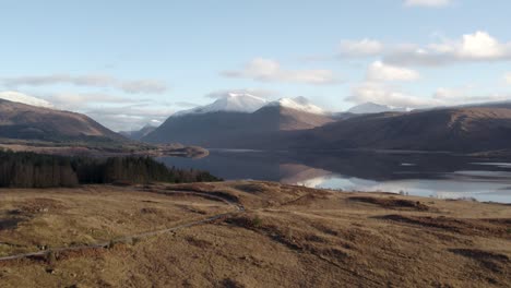 在蘇格蘭的格倫埃蒂夫 (glen etive) 和洛克埃提夫 (loch etive) 附近,有雪山,森林和靜止的水域.