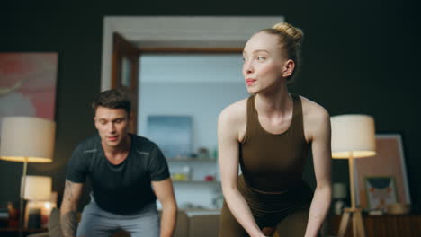 Entrenamiento-Familiar-Con-Mancuernas-En-Casa.-Pareja-Joven-Haciendo-Ejercicio-Juntos-Para-Un-Cuerpo-Sano.