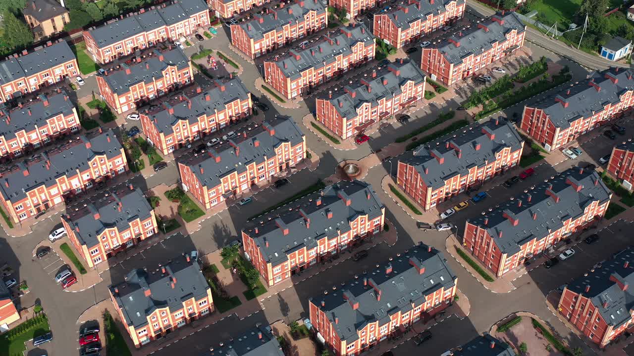 vista aérea de bienes raíces bajo la luz del atardecer