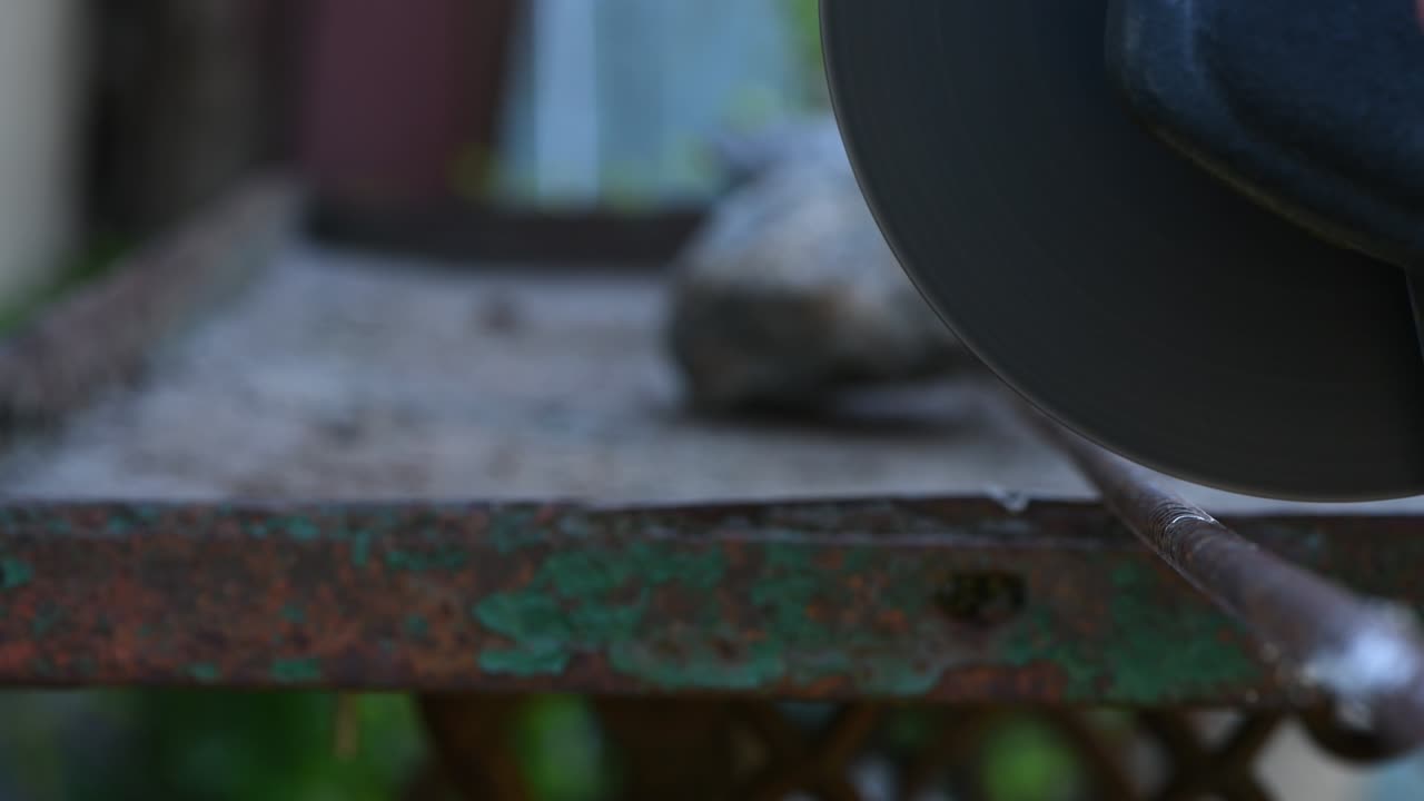 글 그린더에서 일하는 남자. 뜨거운 금속에서 불꽃이 날아갑니다.