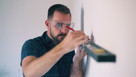 Manitas-Con-Gafas-Comprueba-El-Nivel-De-La-Pared-En-La-Renovación-De-La-Habitación