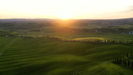 Drohnen-Hügel-Der-Toskana:-Faszinierende-Luftaufnahmen,-Die-Die-Hügeligen-Landschaften-Und-Die-Idyllische-Schönheit-Der-Ikonischen-Toskanischen-Landschaft-Italiens-Einfangen