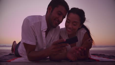 una joven pareja junto al mar